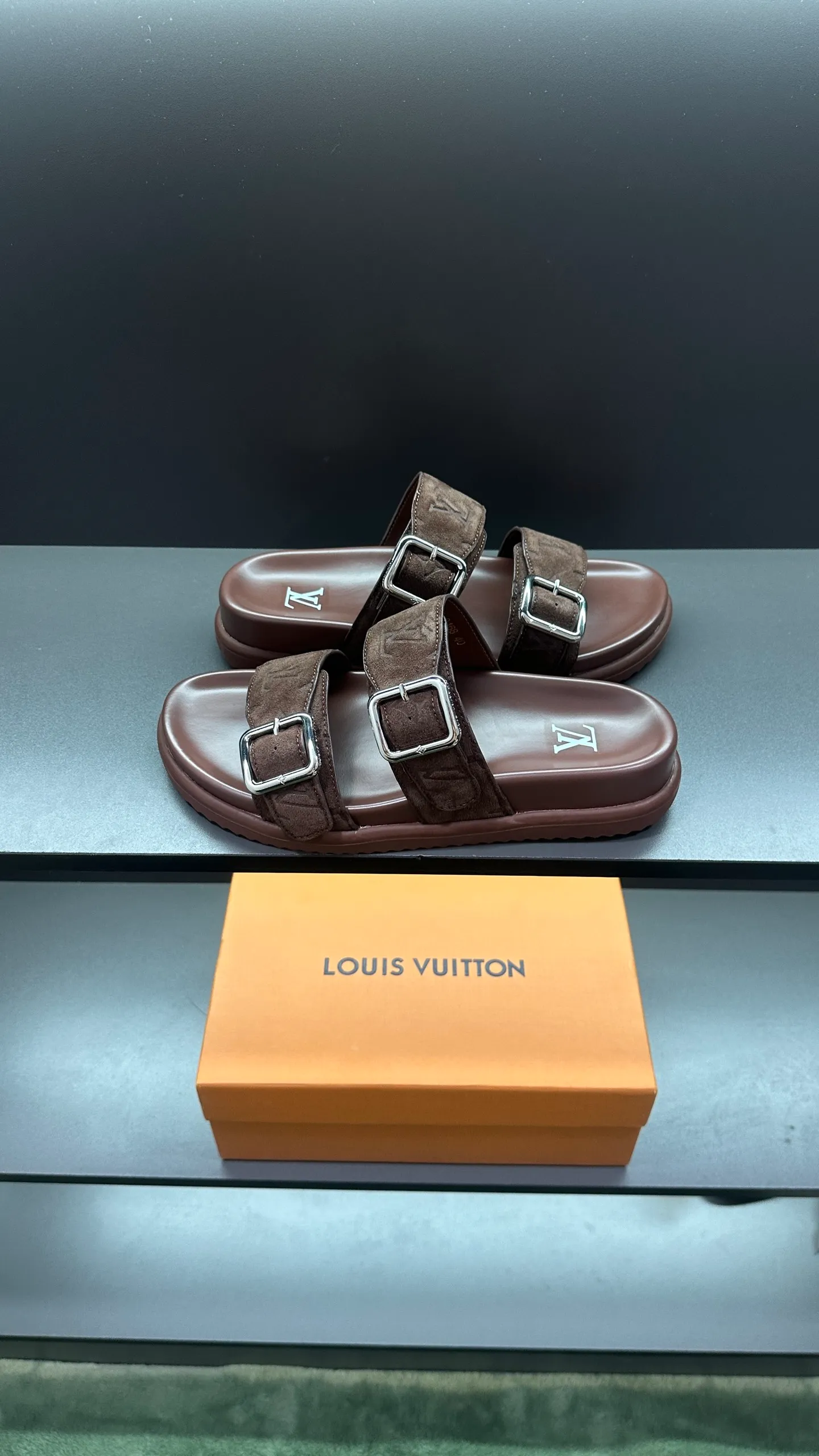 P320 🔍Top purchasing agent LV men's spring and summer slippers counter synchronized. The uppers are made of cowhide fabric imported from Italy, with logo graphics and high-quality craftsmanship. The soles are: original soles specially provided by the original factory. Exclusive molded soles are super comfortable. Original factory follow-up orders. 🔍🔍High quality. You can enter and exit the counter at will. Welcome to compare. Size 38-45